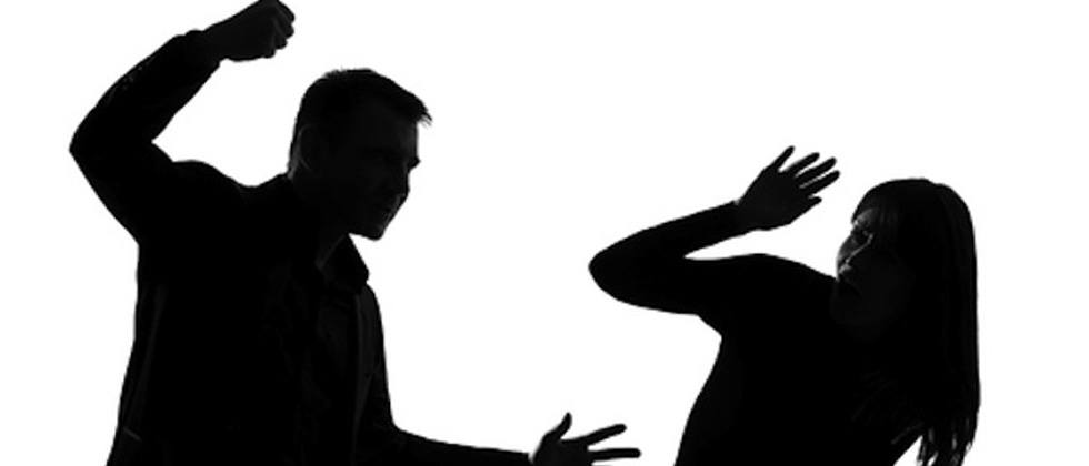 Șiria: bărbat de 56 de ani, reținut 24 de ore după ce și-ar fi lovit și amenințat mama