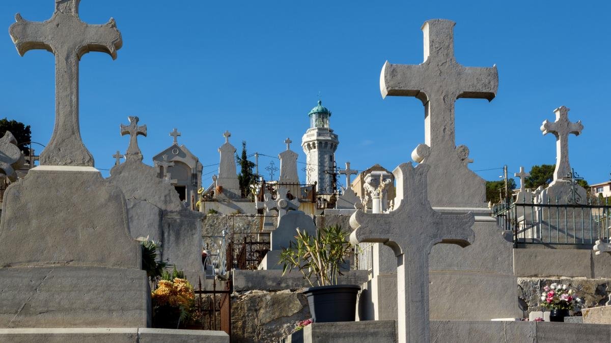 Slatina: saci cu oseminte găsiți ascunși lângă o capelă, dosar penal de profanare de cadavre sau morminte
