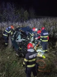Soci, Miroslovești: doi șoferi morți după ce o autoutilitară cu piese auto a luat foc în accident