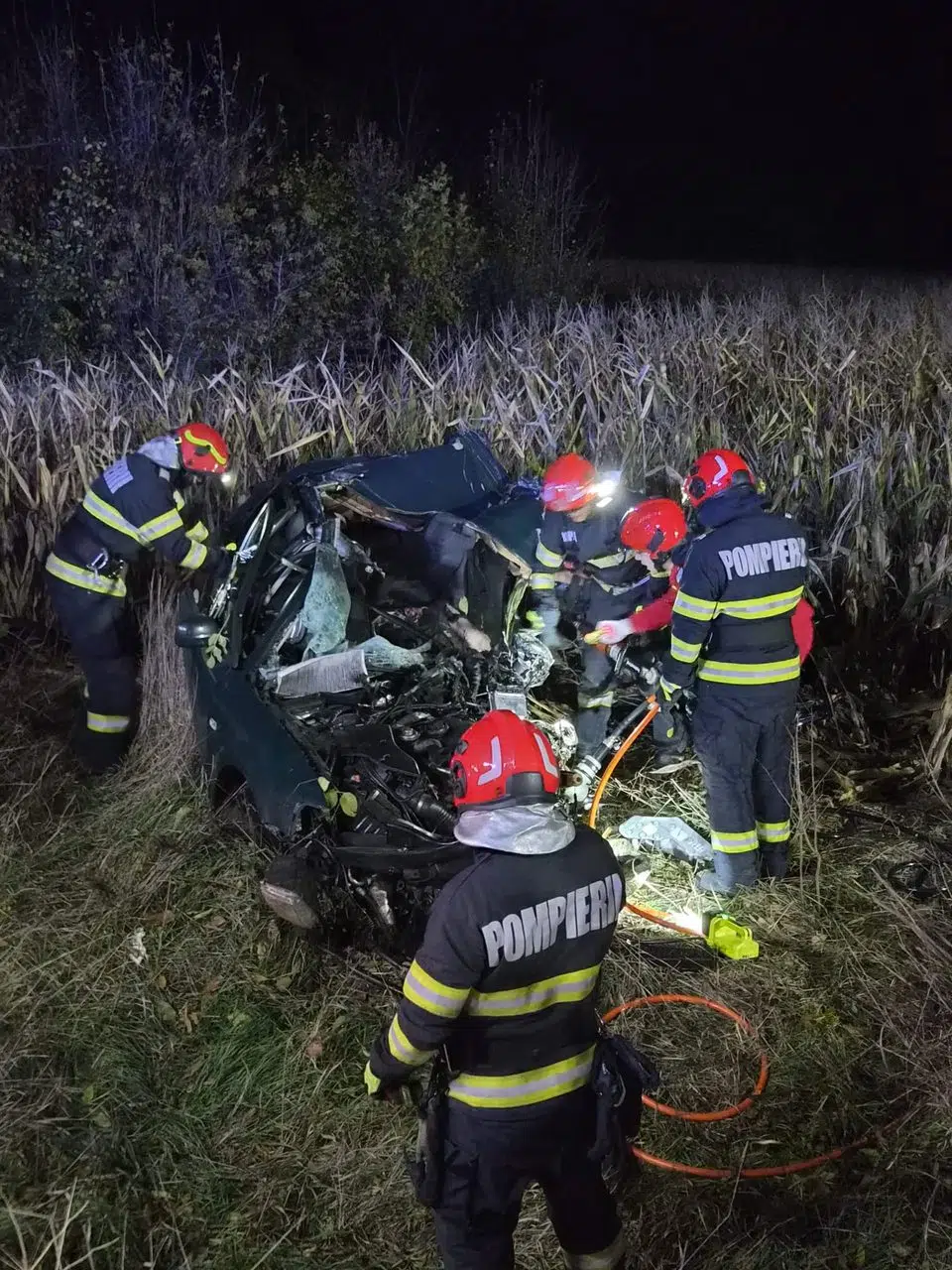 Soci, Miroslovești: doi șoferi morți după ce o autoutilitară cu piese auto a luat foc în accident