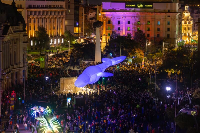 Spotlight 2026: 19 instalații, 6 clădiri emblematice transformate prin video mapping, 3 seri de artă și lumină pe Calea