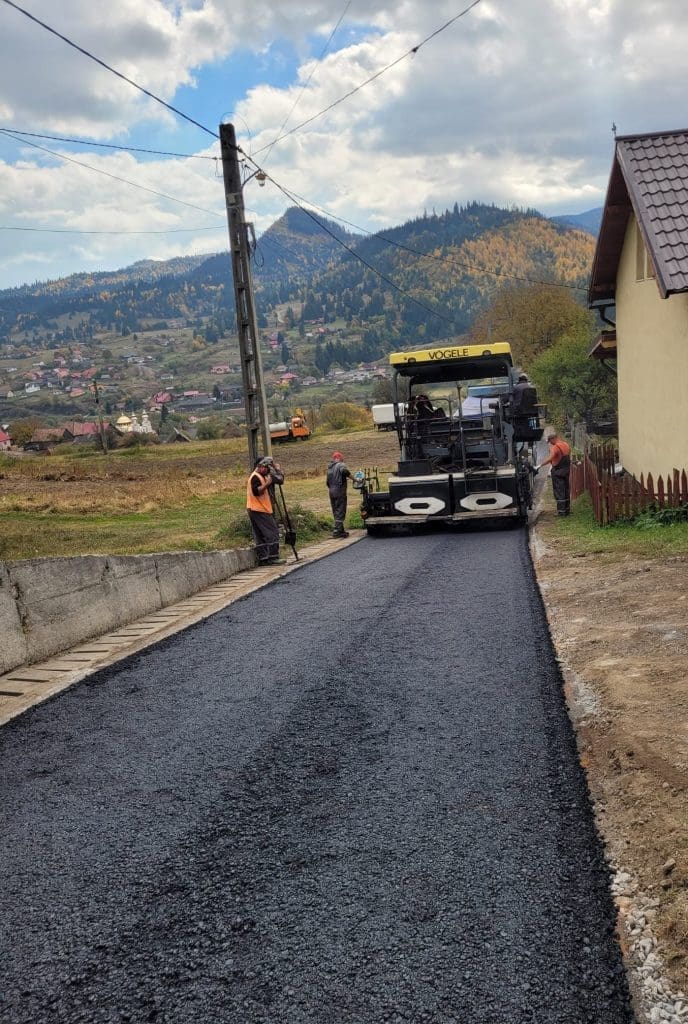 Stânceni: se modernizează infrastructura rutieră, pe Strada 1 a fost așternut primul strat de asfalt