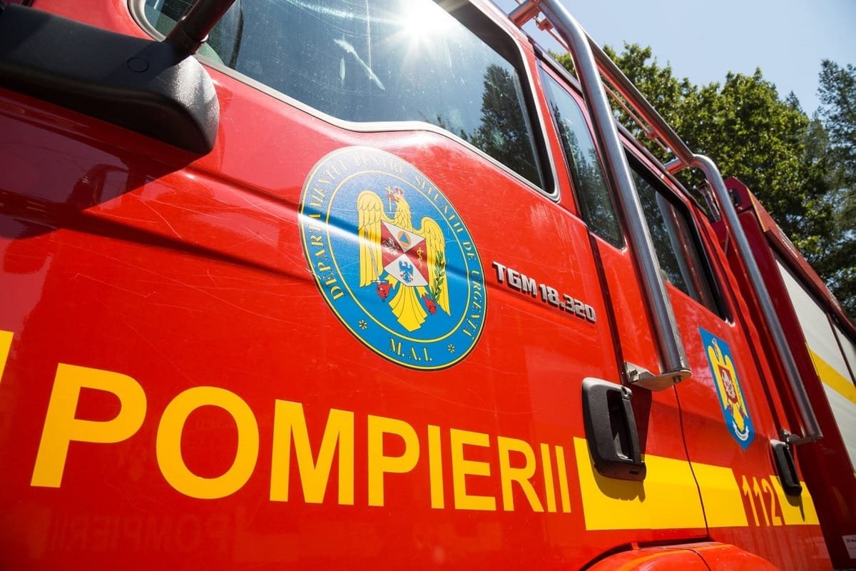 Ștefănești: pompier rănit de localnici în timp ce stingea un incendiu pe strada Sticlelor