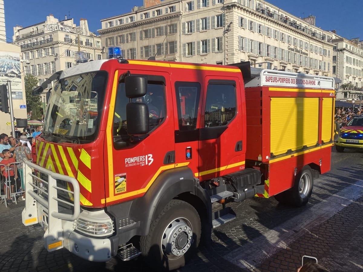 Ștefănești: pompier rănit și autospeciale avariate de localnici, în timpul stingerii unui incendiu