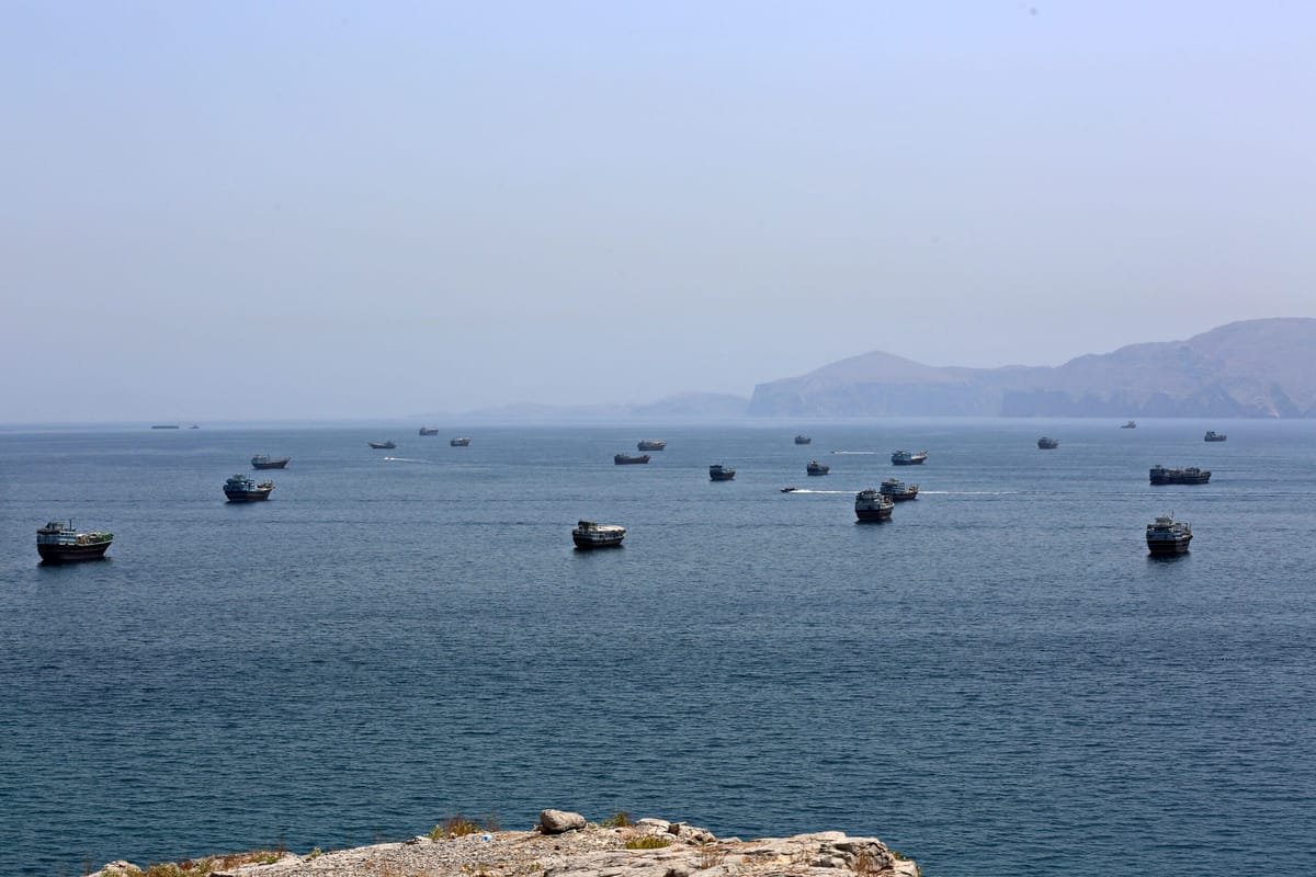 Strâmtoarea Ormuz: Iranul intensifică atacurile asupra navelor comerciale, vizând alegerile din SUA