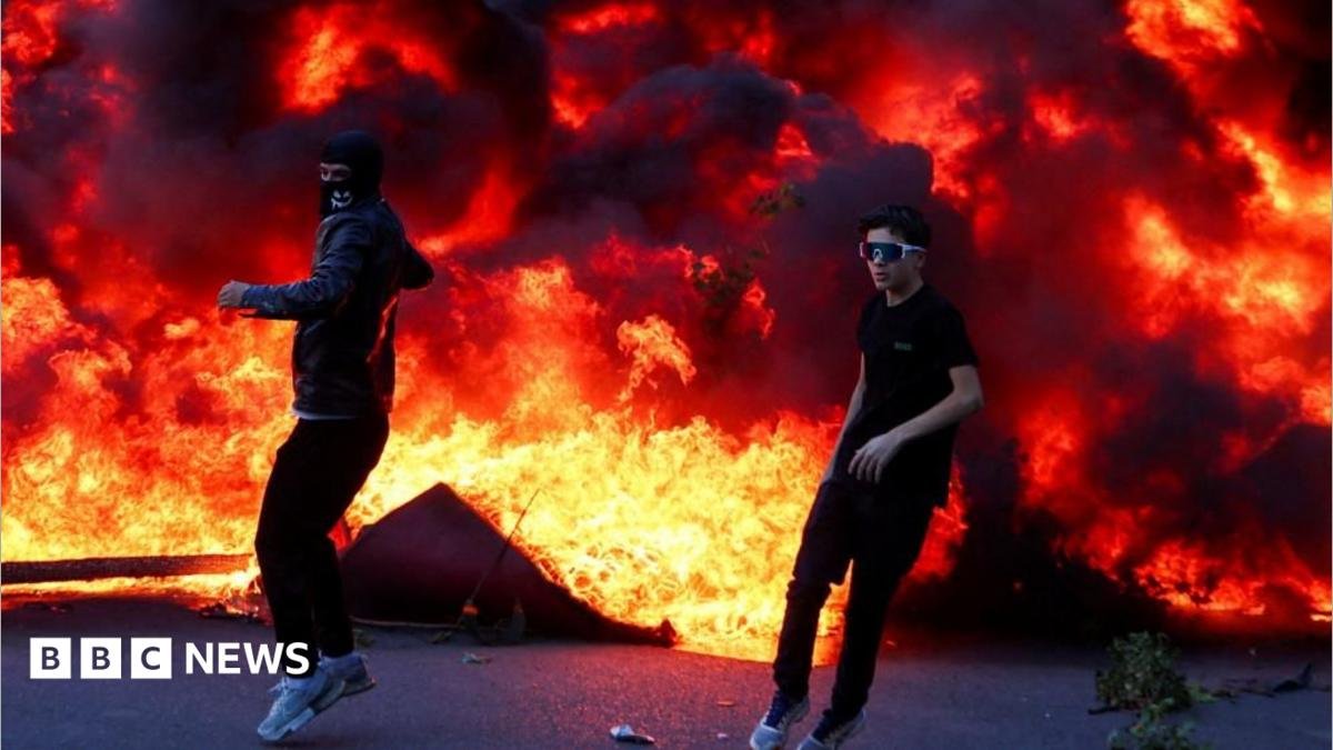 Studenții protestează violent și atacă clădiri guvernamentale în Tirana