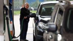 SUA spun că Europa ar trebui să își pregătească rezervele de combustibil, în timp ce Trump amenință cu interzicerea moto