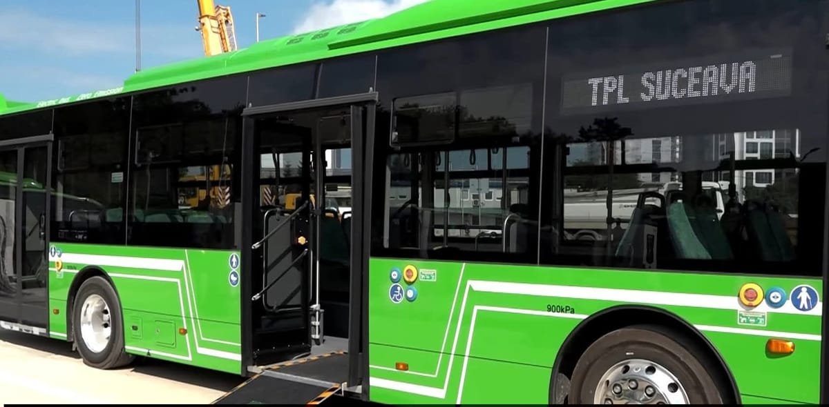 Suceava: un autobuz al TPL a lovit mai multe mașini și un stâlp, iar șoferul era băut