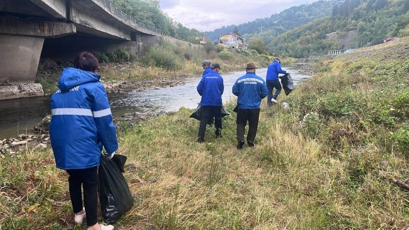 Sute de saci de deșeuri adunați de gospodarii Administrației Bazinală de Apă Mureș