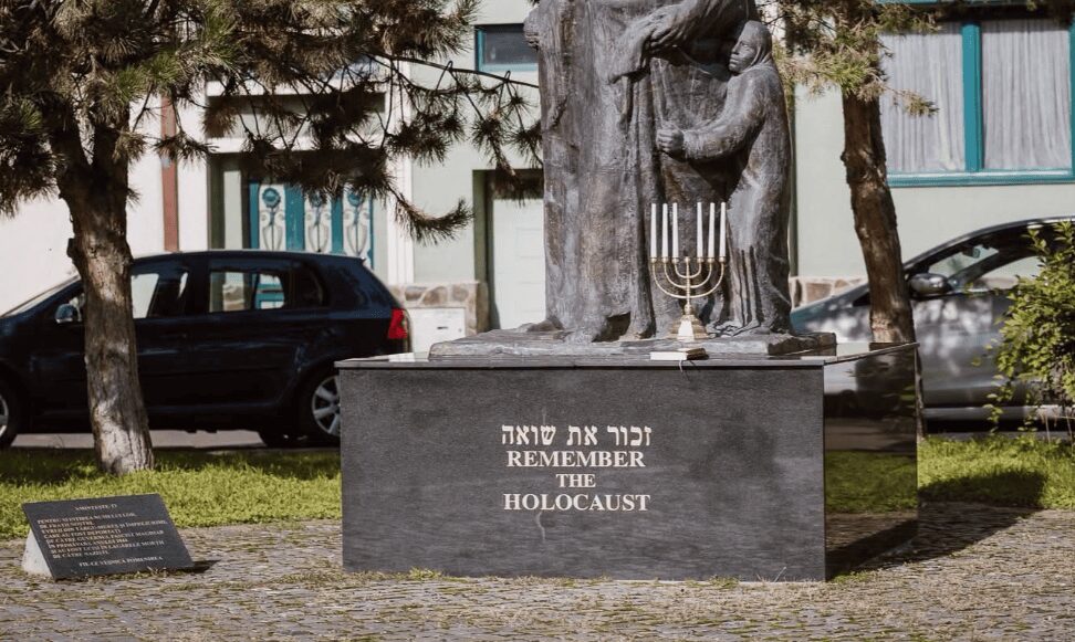 Târgu Mureș: Primăria aduce omagiu comunităților evreiești și rome de Ziua Comemorării Holocaustului