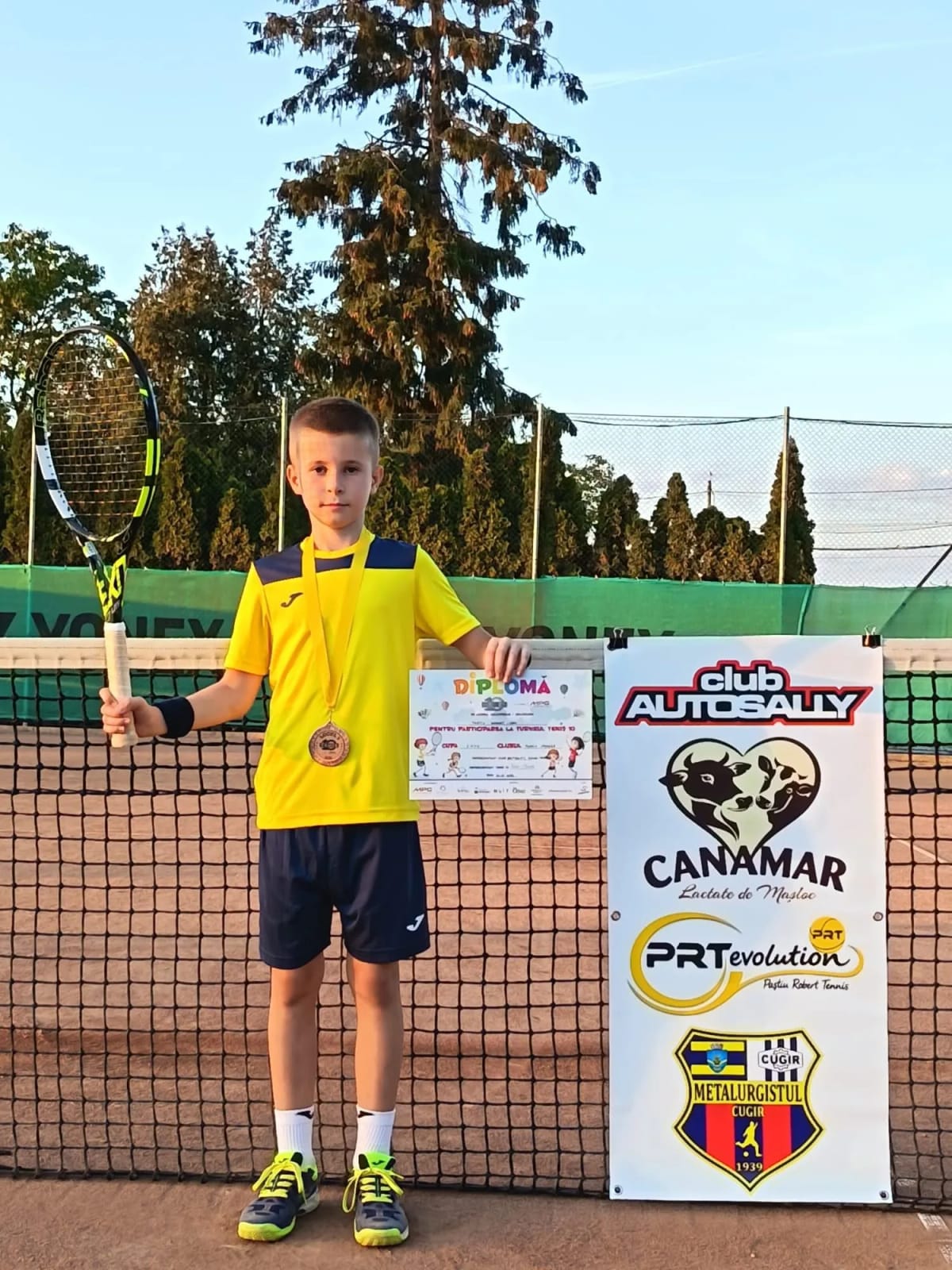 Târgu Jiu: Robert Paștiu, din Cugir, a urcat pe podium la turneul național de tenis pentru juniori, locul 3