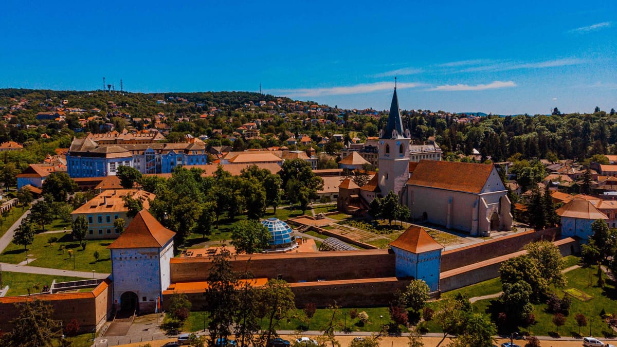 Târgu Mureș: Cetatea Medievală, ridicată din cărămidă, rămâne un monument vizibil la câțiva pași de centru