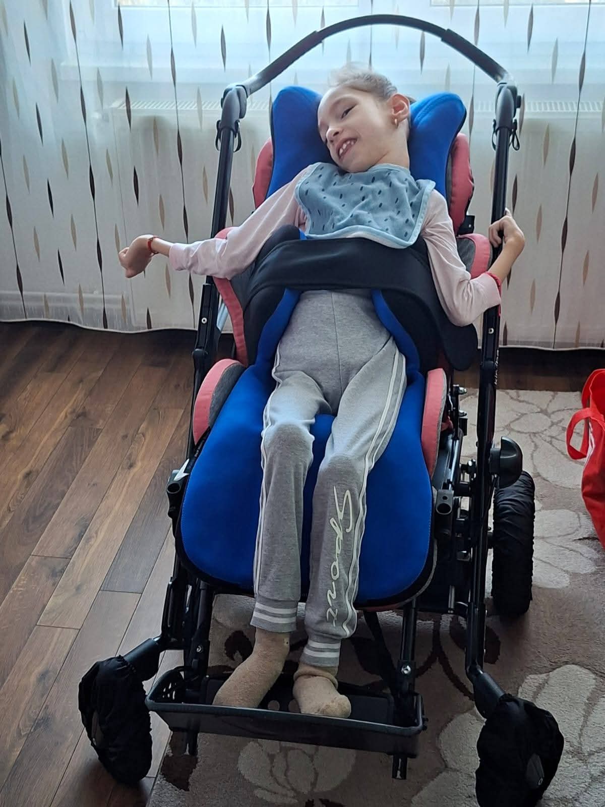 Târgu Mureș: fetița Sofia Ema, 10 ani, are nevoie de o operație la coloană în Elveția