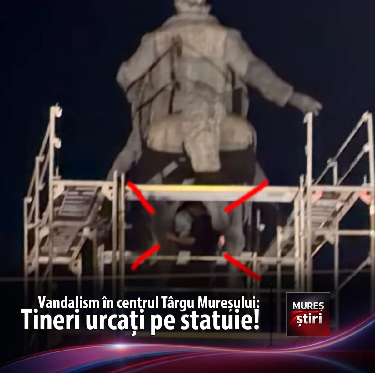 Târgu Mureș: tineri surprinși urcându-se pe Statuia lui Avram Iancu, posibil pentru acte de vandalism