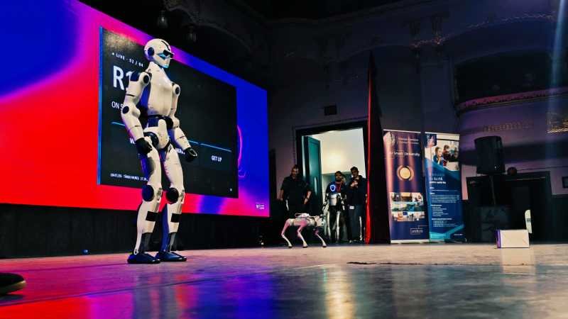 Târgu Mureș: trei roboți umanoizi și un robot patruped, prezentați în premieră națională la LIMITL3SS
