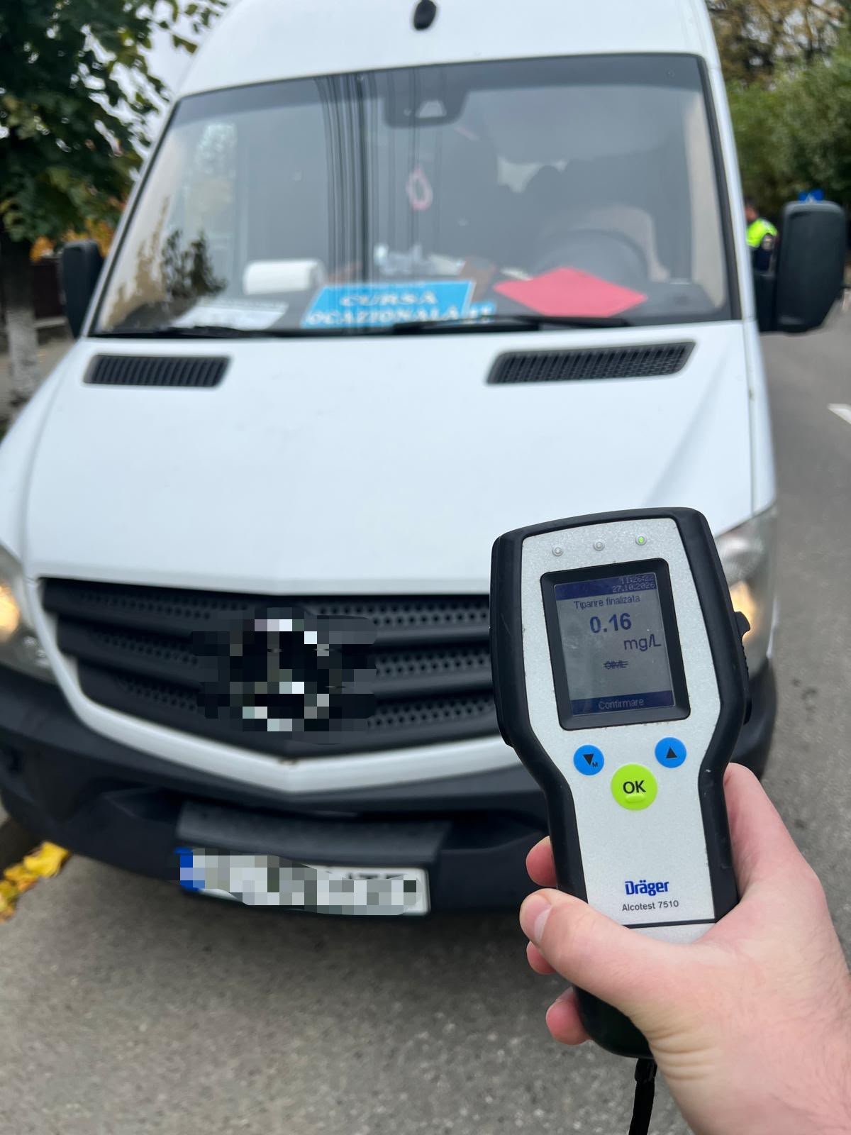 Târgu-Neamț: șofer de microbuz cu 19 elevi la bord, prins băut la volan și amendat