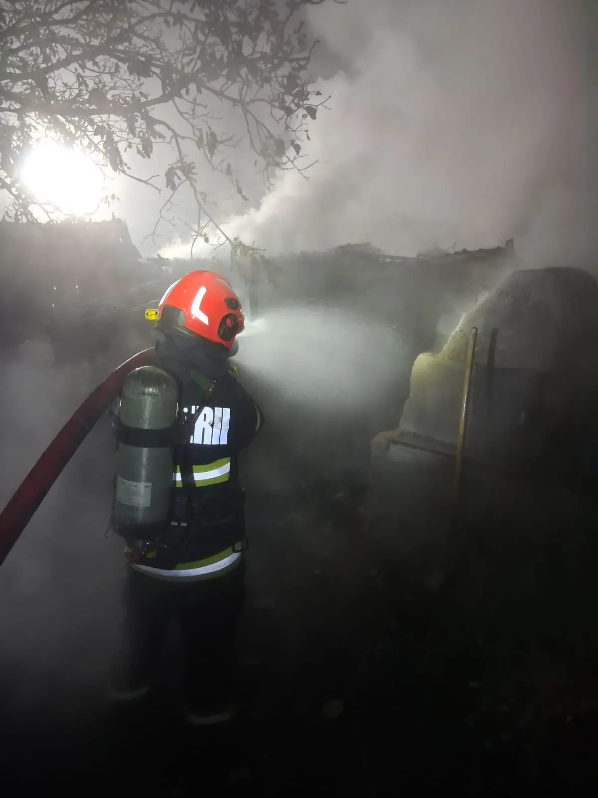 Târnăveni: pompierii au lichidat incendiul după 3 ore, doar pagube materiale
