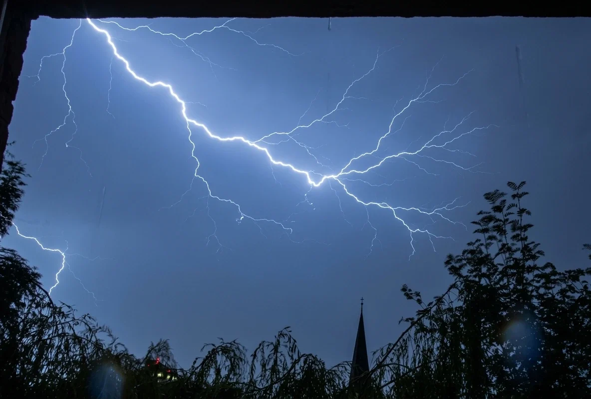 Târnăveni și alte localități din Mureș, sub Cod portocaliu de furtuni până la ora 19:30