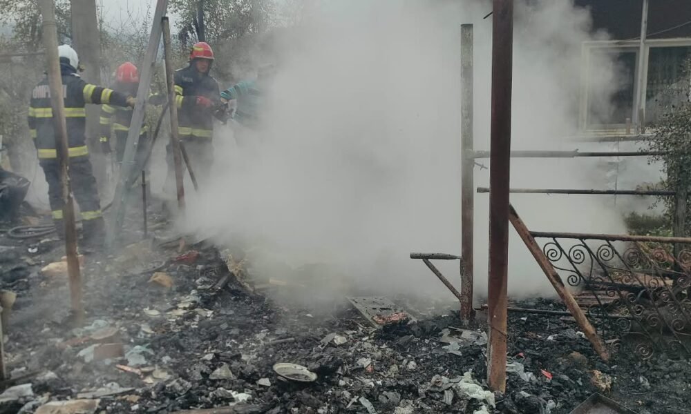 Tarniţa: incendiu într-o gospodărie, proprietara a suferit un atac de panică