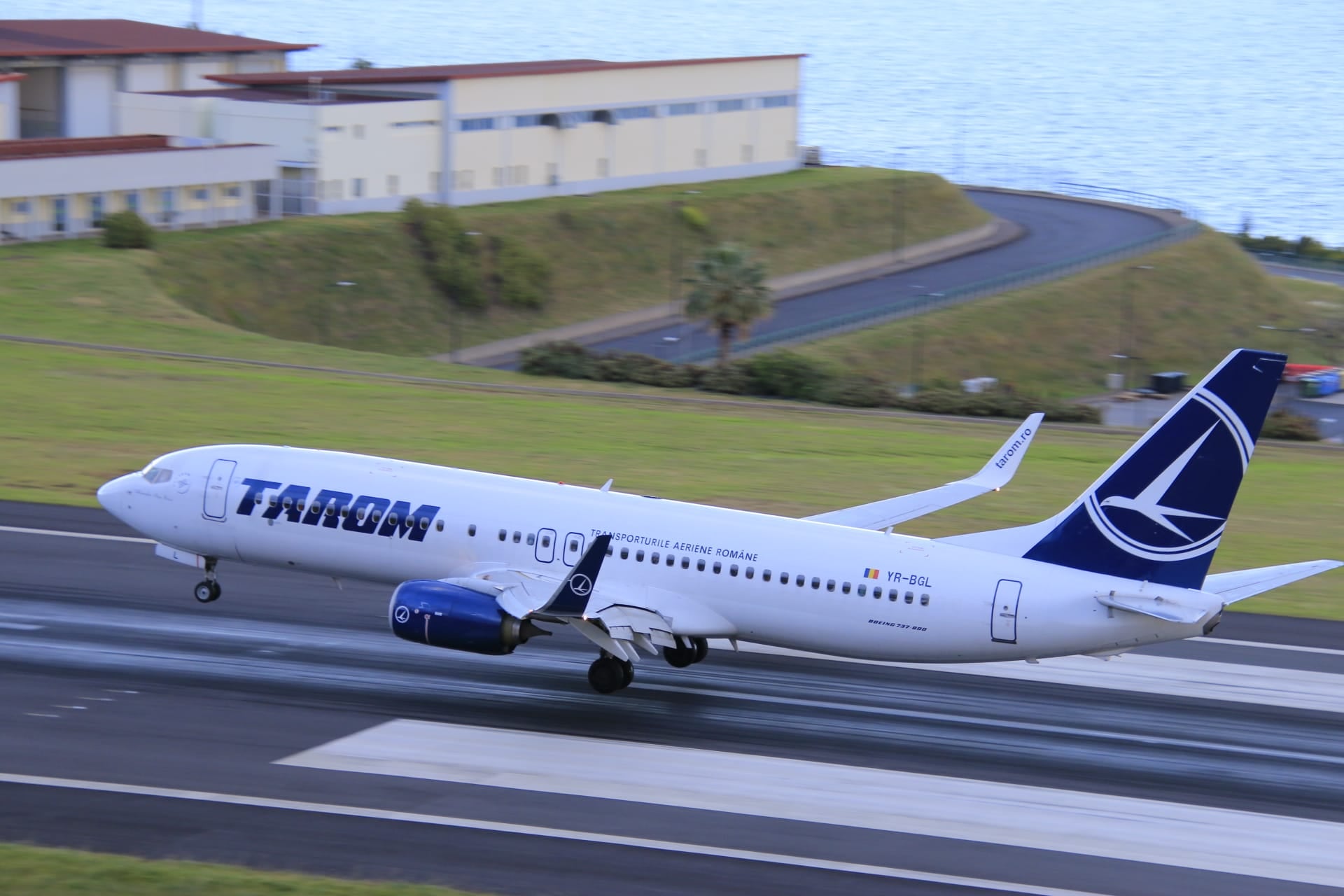 TAROM respinge scenariul falimentului și spune că își continuă activitatea în siguranță