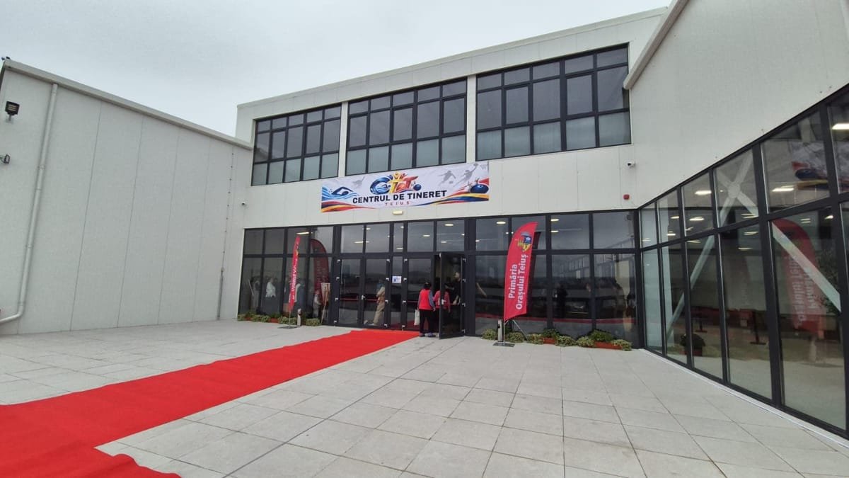 Teiuș: a fost inaugurat Centrul de tineret, cu bazin de înot, piste de bowling și sală de proiecție