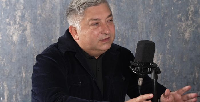 Tișe când nu ține monologuri războinice și nu e blocat în vreo afacere imobiliară, ori printr-o vacanță luxoasă, se vise