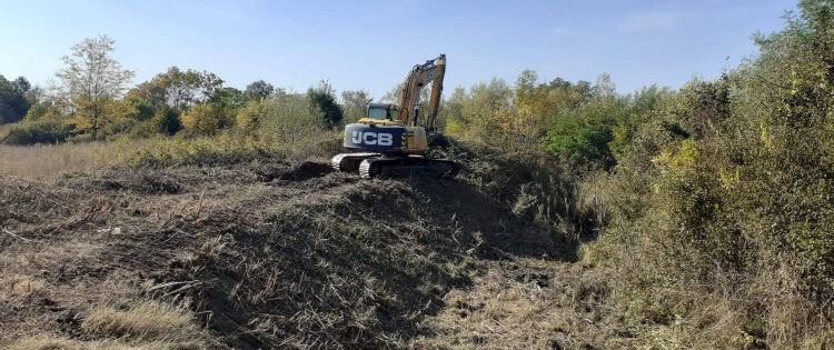 Timiș: lucrări de decolmatare pe 1.5 km ai cursului de apă Hisiaș se intervine pentru reducerea...