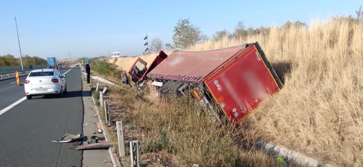 Timiș: tir răsturnat pe Autostrada Vestului după un accident. Mașină distrusă, oameni răniți. FOTO