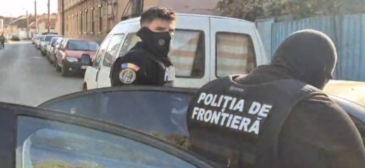 Timișoara: 3 bărbați suspectați de trafic, prinși când cumpărau droguri de mare risc. VIDEO