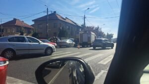 Timișoara: motociclist rănit după ce a fost lovit de o mașină pe strada Cluj
