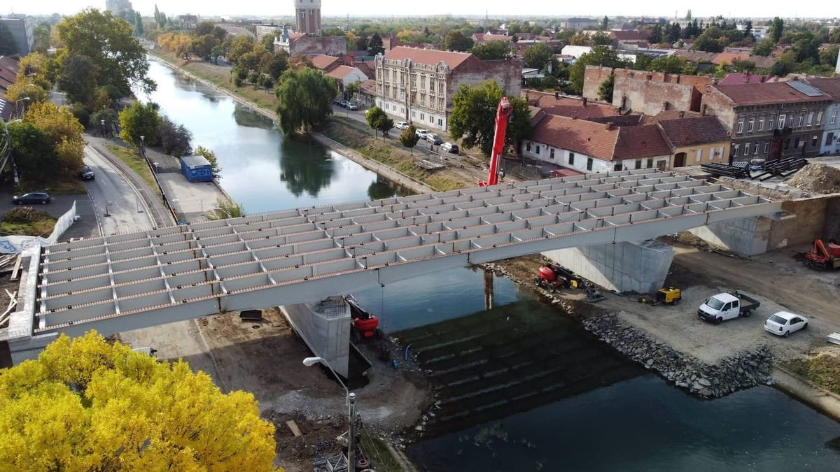 Timișoara: tablierul de 300 de tone al Podului Muncii a fost montat peste canalul Bega