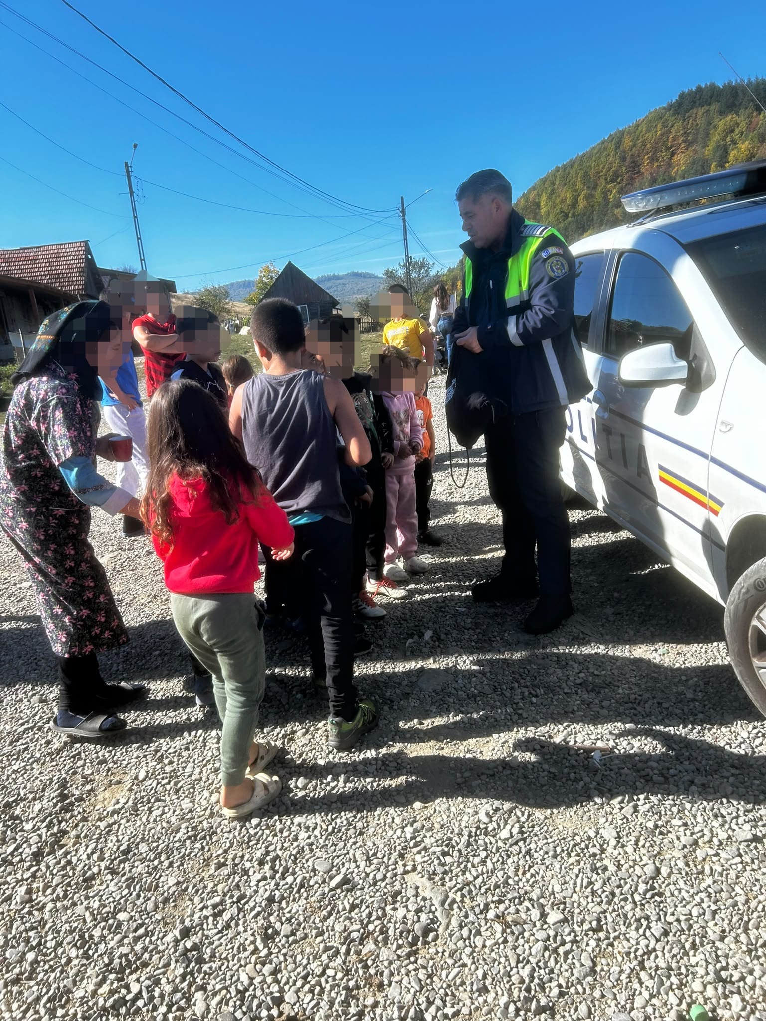 Tineri din Sarasău, față în față cu polițiștii Discuții despre droguri, bullying și delincvență