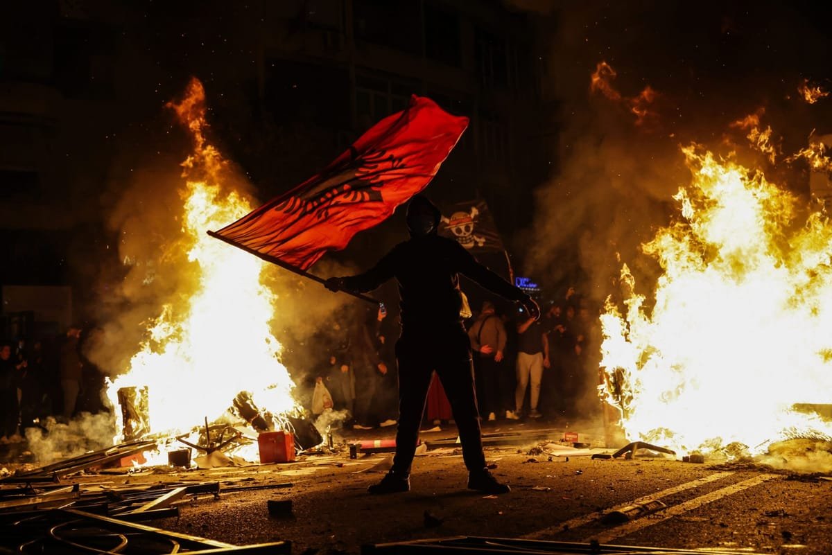 Tirana: revolte violente după protestele împotriva unui proiect asociat ginerelui lui Trump, zeci de răniți