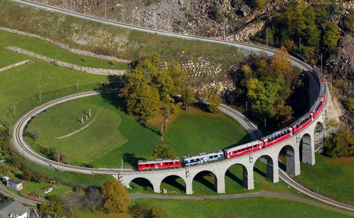 Tirano–St. Moritz: traseul feroviar de 61 km urcă prin păduri aurii până la 2.253 de metri