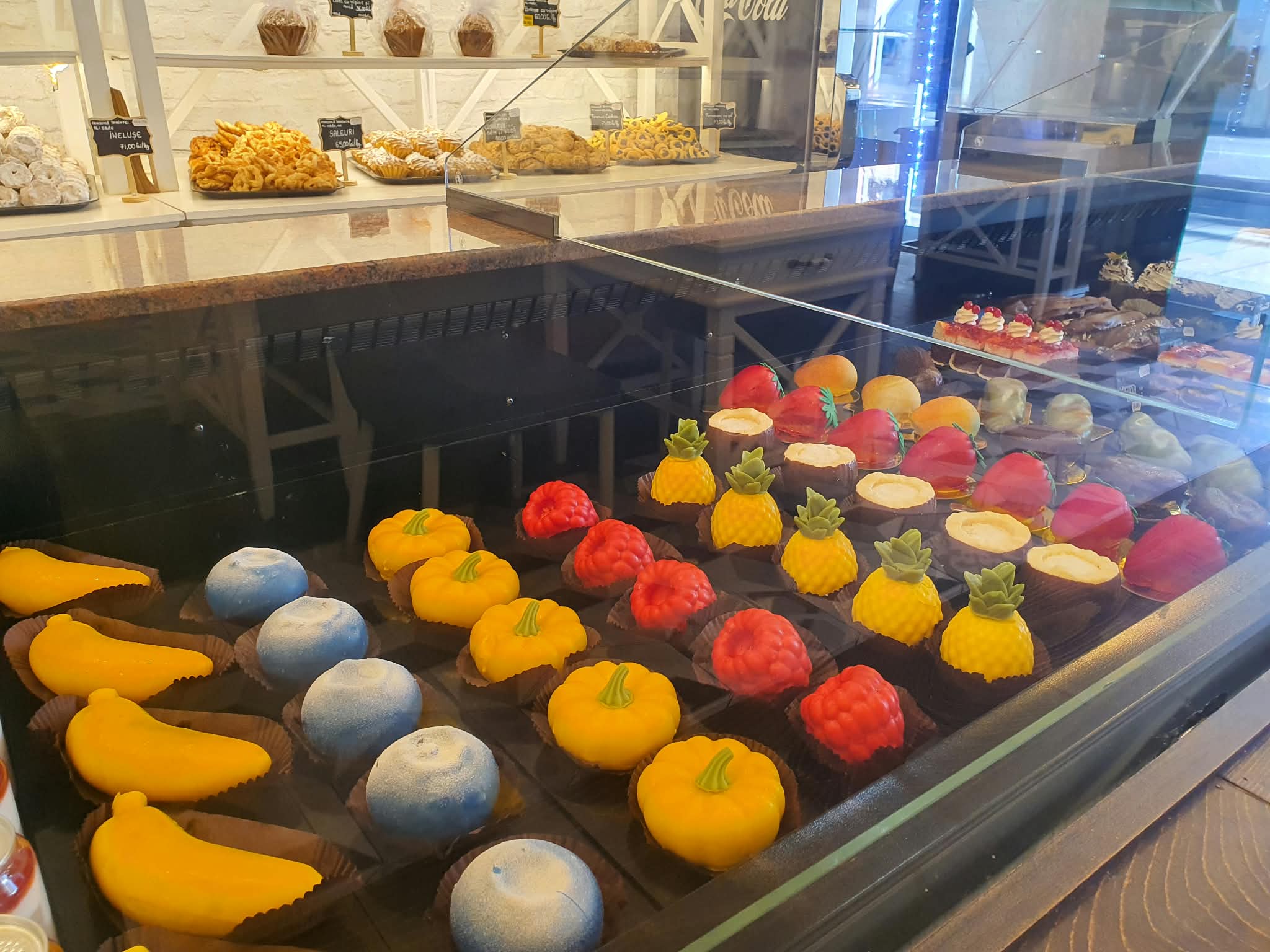Toamna prinde viață în vitrina Cofetăriei Cristina cu noua colecție de delicii dulci: dovleac, zmeură sau afină!