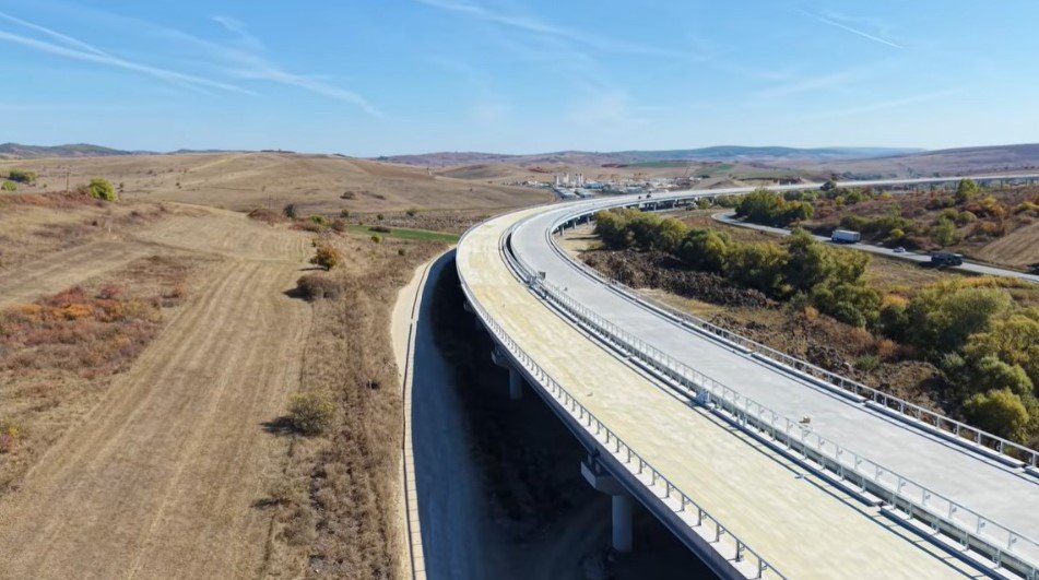 Topa Mică: lucrări de asfaltare pe viaductul de circa doi kilometri de pe Autostrada Transilvania