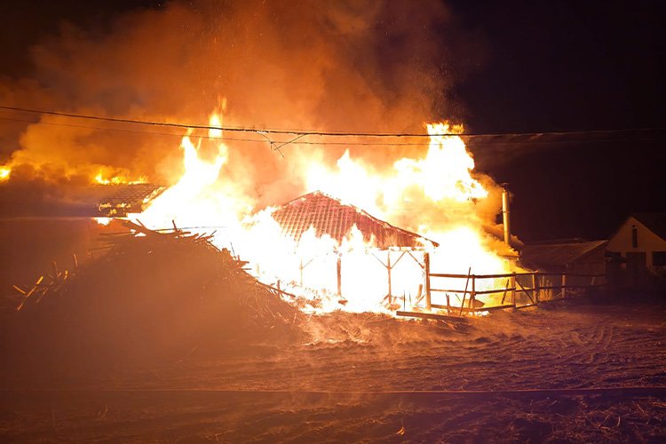 Toplița: apel umanitar după incendiul care a mistuit o gospodărie, familia cere haine și încălțăminte