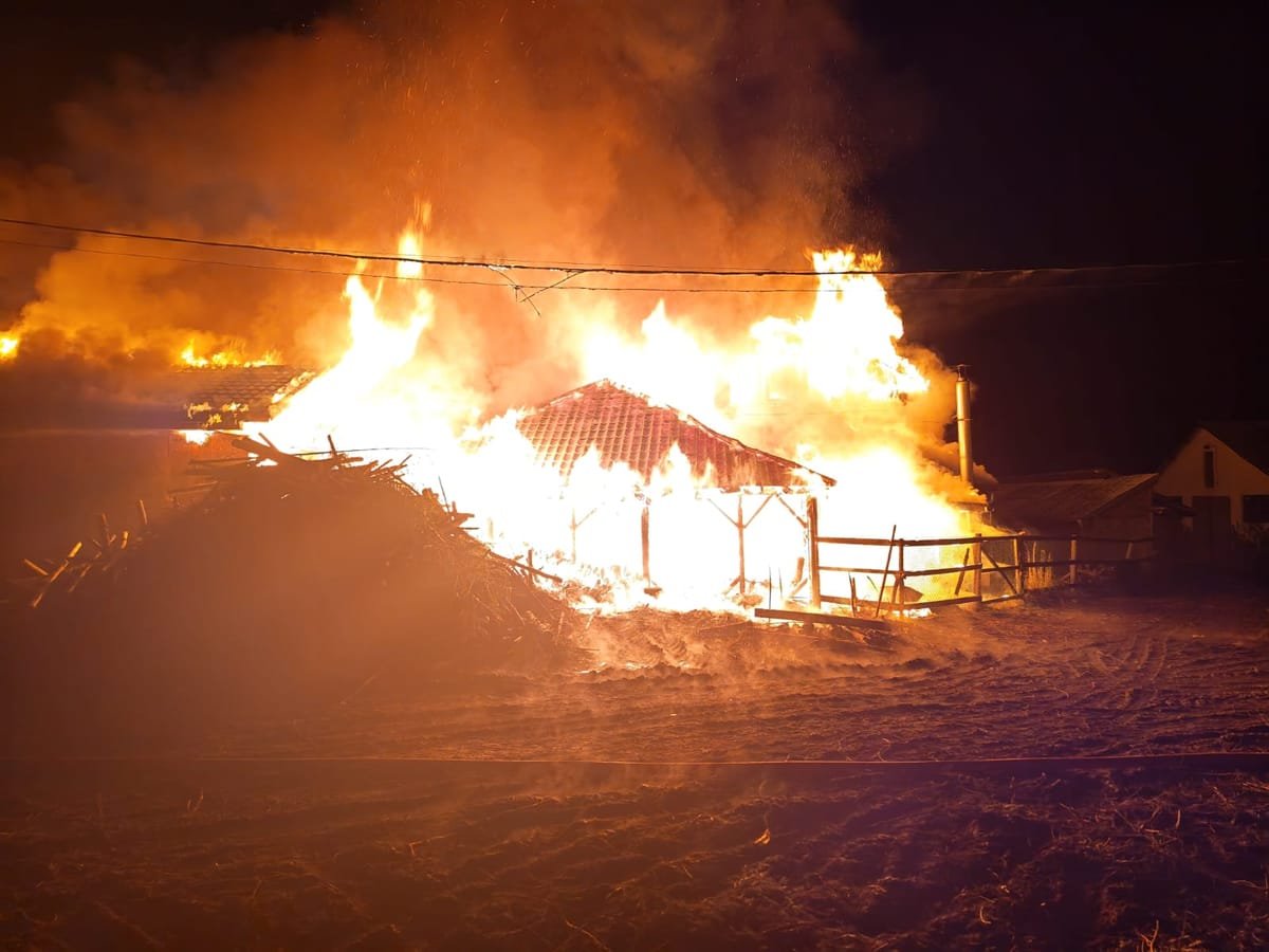 Toplița: incendiu de proporții la o casă, proprietarii au fost transportați la spital