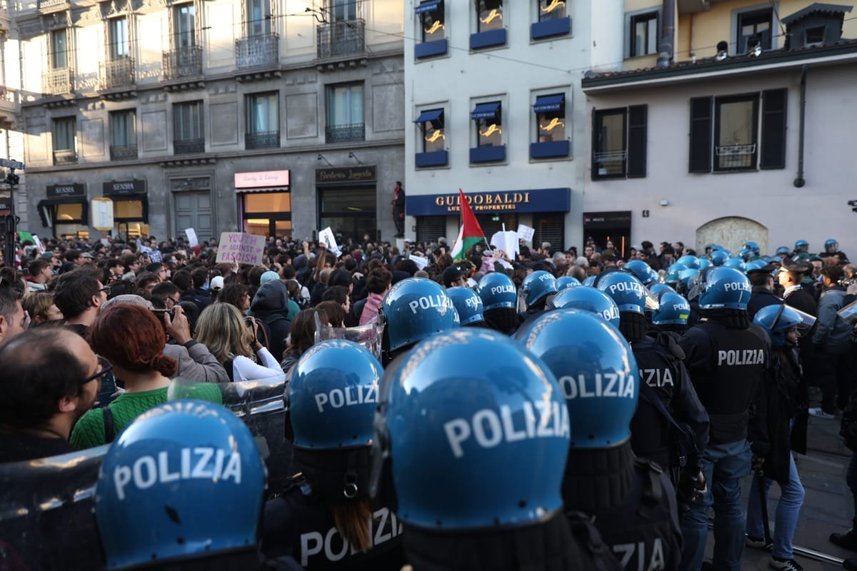 Torino: excremente în fața primăriei, licee blocate și metrou închis la Napoli în grevă generală
