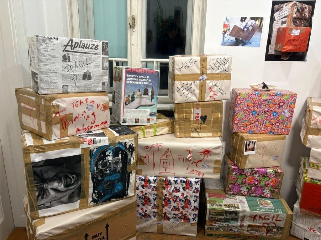 „Tracking absence”: coletele, înlocuitoare ale prezenței umane. Expoziția Dianei Gherendi urmează să plece la Veneția