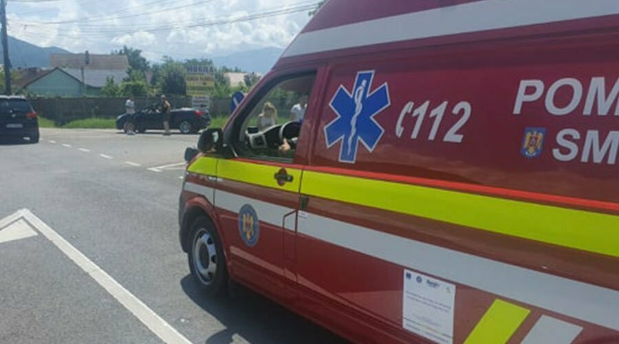 Tragedie, pe șosea! Un șofer a murit pe loc, după ce mașina pe care o conducea s-a izbit de două tiruri, apoi s-a răstur