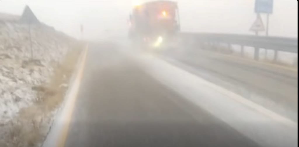 Transalpina rămâne deschisă circulației, dar cu program și restricții speciale, în timp ce ninge la munte