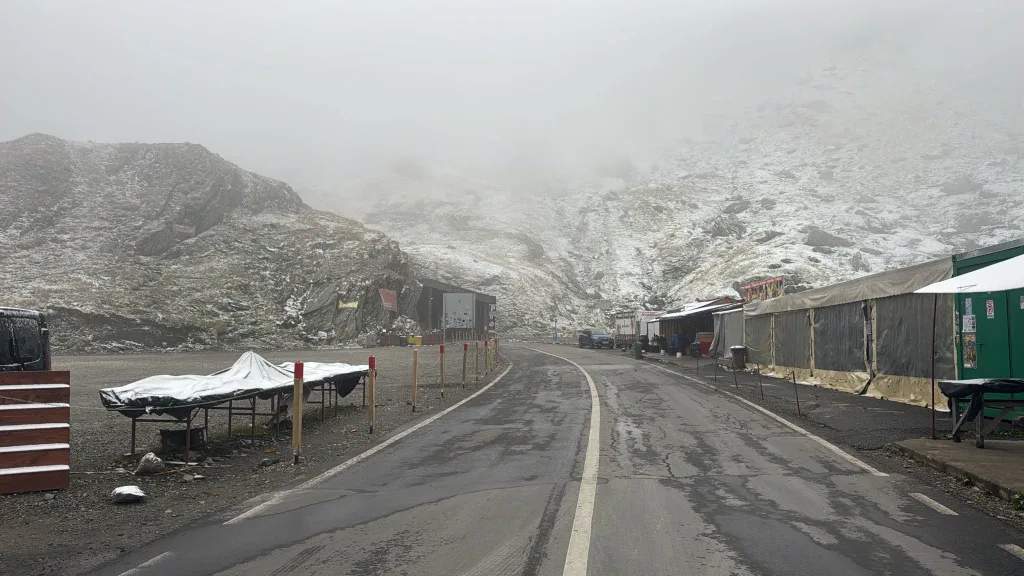 Transfăgărășan: drumarii deszăpezesc DN 7C, șoferii sunt avertizați să nu circule fără echipare de iarnă