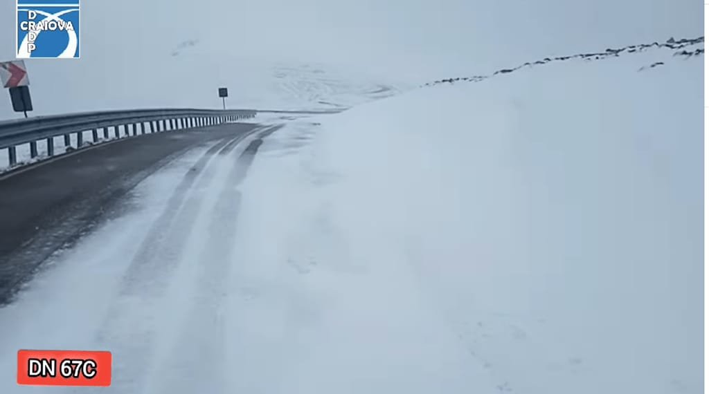 Transfăgărășan, sub zăpadă: drumarii curăță șoseaua, iar șoferii sunt avertizați să nu circule nepregătiți