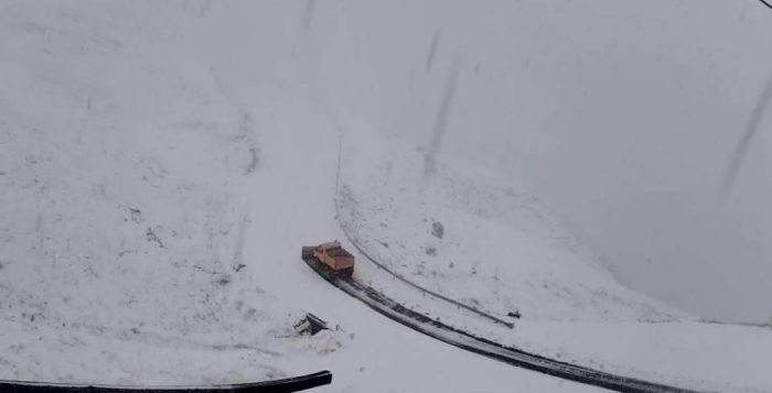 Transfăgărășanul se închide marți seara din cauza ninsorii și a ceții, între Piscul Negru și Bâlea Cascadă
