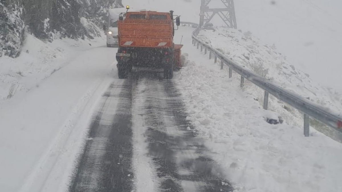 Transfăgărășanul și Prislop, acoperite de ninsoare de 6 centimetri; șoferii, sfătuiți să fie prudenți