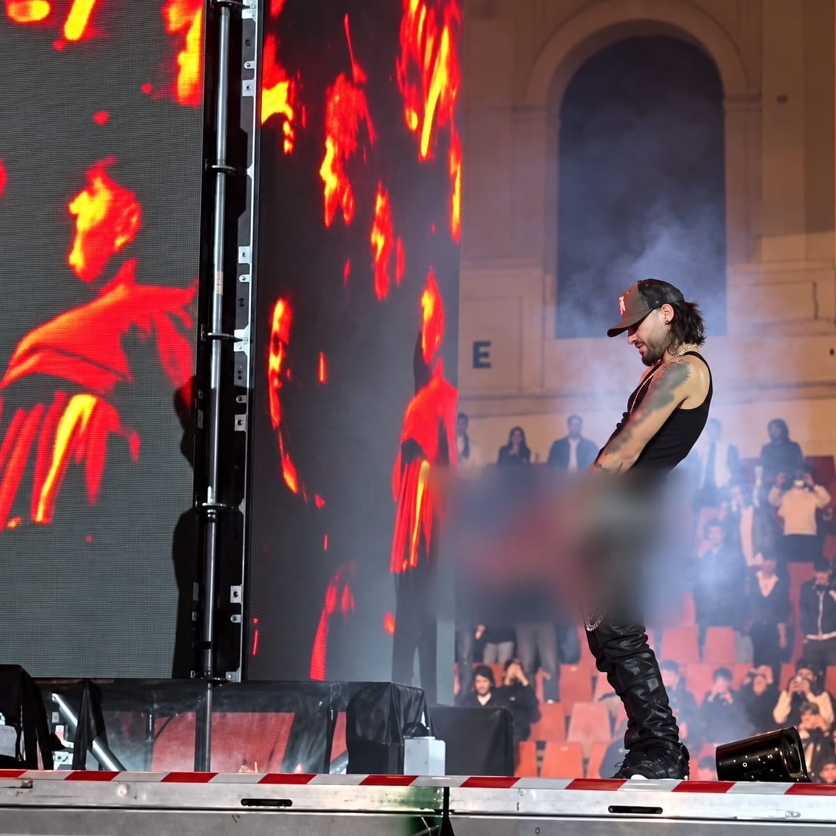Trapperul Ian, reținut după ce a fost filmat urinând pe scenă, în timpul unui concert