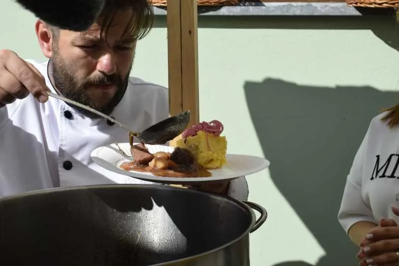 Trei bucătari lansează un festival independent care transformă Sighișoara în destinație gastronomică