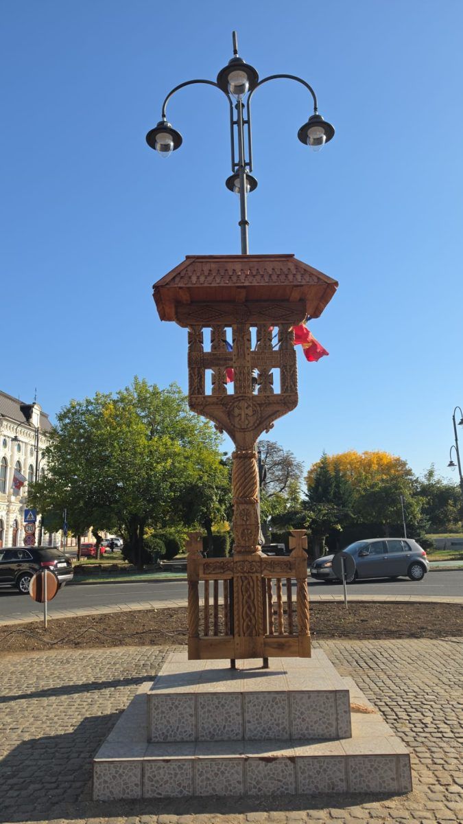 Troița martirilor Revoluției din centrul localității, salvată de la degradare și refăcută din stejar