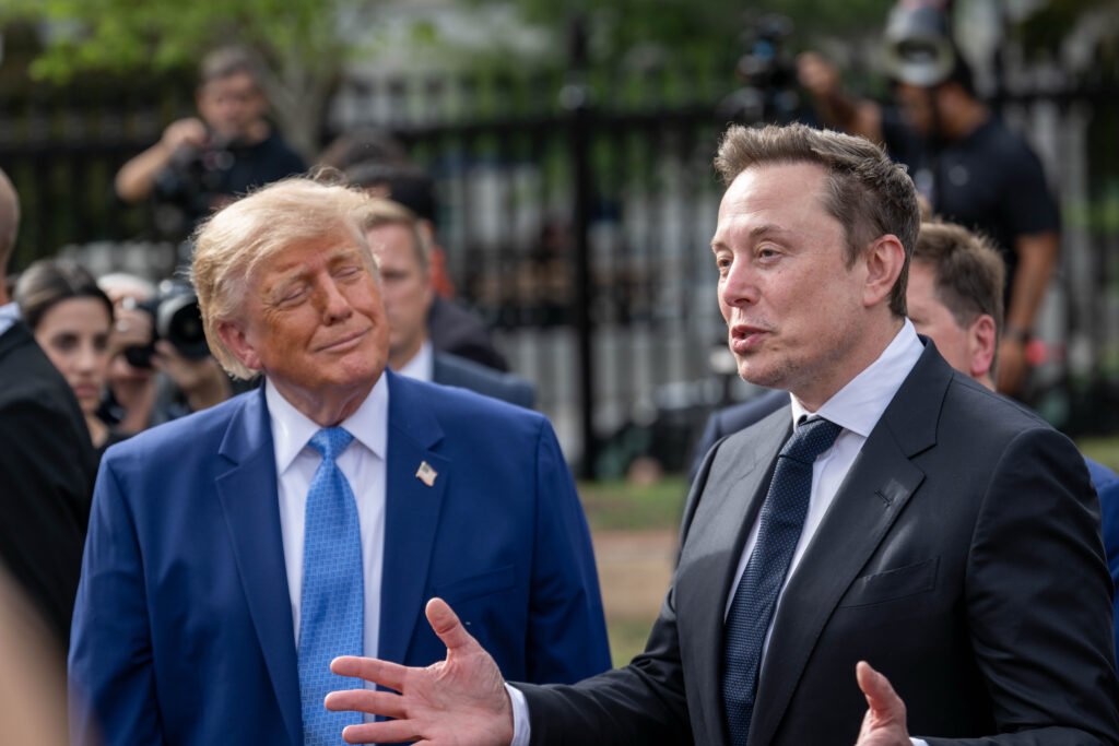 Trump a cerut ajutorul lui Grok înainte de operațiunea împotriva lui Maduro. Ce i-a răspuns AI-ul lui Musk